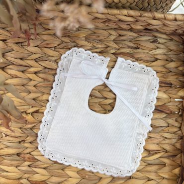 Babero cuadrado piqué blanco Ana