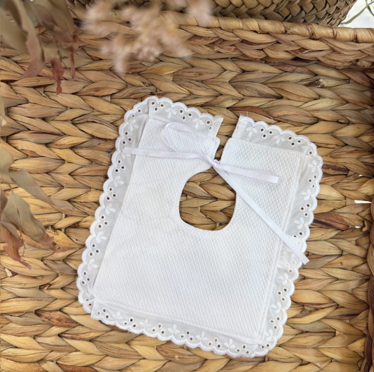 Babero cuadrado piqué blanco Ana - Imagen 1