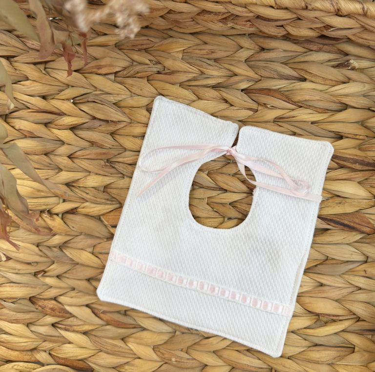 Babero cuadrado entredós rosa - Imagen 1