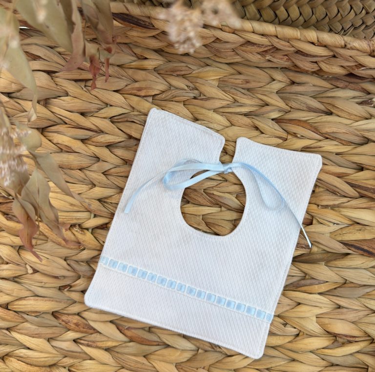 Babero cuadrado entredós celeste - Imagen 1