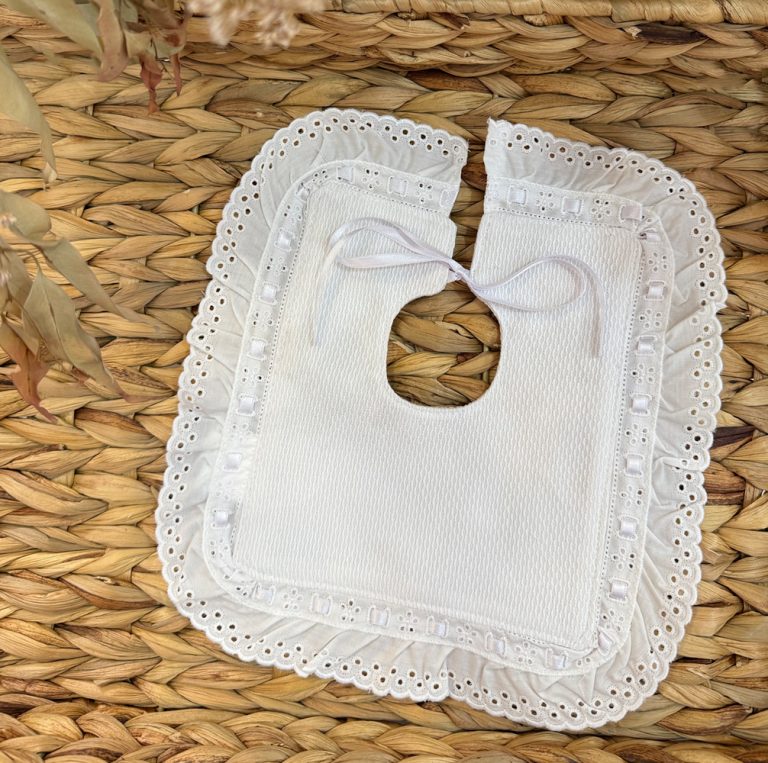 Babero cuadrado Sevilla blanco - Imagen 1