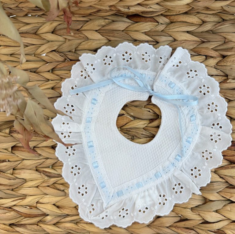 Babero pico Marisa raso celeste - Imagen 1