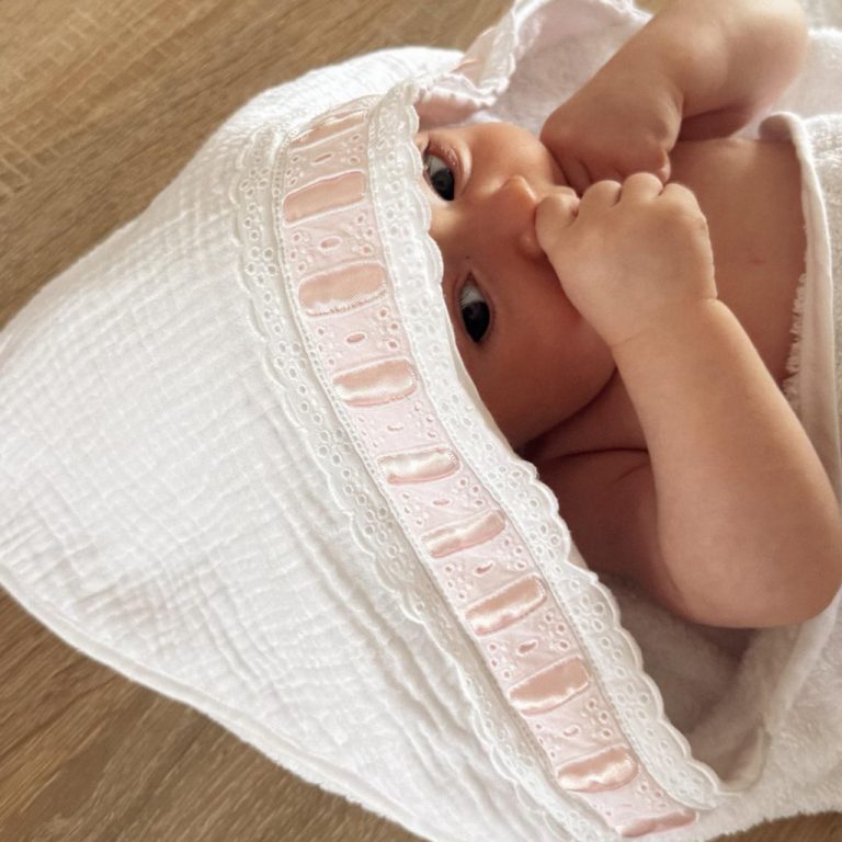 Capa de baño entredós rosa - Imagen 1